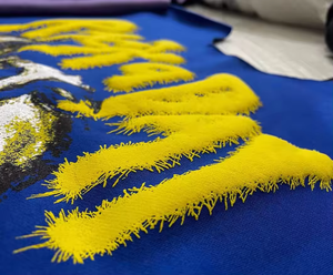 Sweat à capuche surdimensionné style vintage américain personnalisé avec motif et impression de lettres colorées - Product Image 3