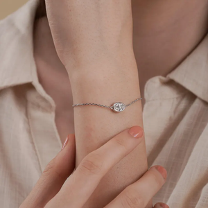 Bracelet minimaliste serti de diamants de laboratoire, 1 carat, forme ovale, diamant de laboratoire certifié D VVS2, bijoux élégants et raffinés - Product Image 1