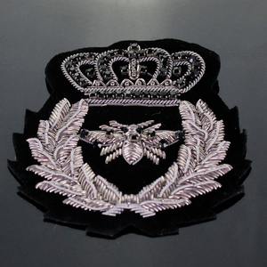 Broche logo brodée à la main en soie du Pakistan, bijou décoratif simple et mignon pour femme, à coudre - Product Image 3