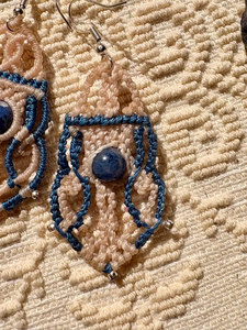 Boucles d'oreilles pendantes bohèmes en macramé avec pierre lapis-lazuli, motif géométrique, bijoux pour femmes à porter au quotidien - Product Image 3