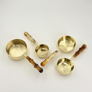 Tazas Medidoras de Acero Inoxidable Hechas a Mano con Mango de Resina para Medir Polvo, Granos y Líquidos, Gran Venta en India - Product Image 4