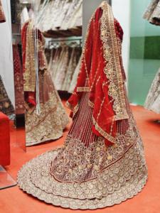 Corte de terciopelo de diseñador con estilo largo y detalles artesanales en varios colores para fiesta y ropa de novia - Product Image 2