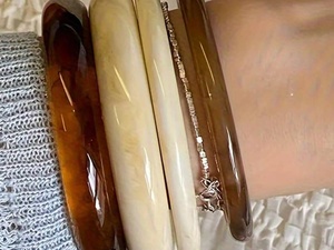 ชุดกำไลข้อมือเรซิ่นแบบเรียบง่าย - Product Image 2