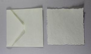 Carte personnalisée de 250 g/m² à bords festonnés avec enveloppe assortie, papier recyclé fait main à partir de fibres de coton - Product Image 3