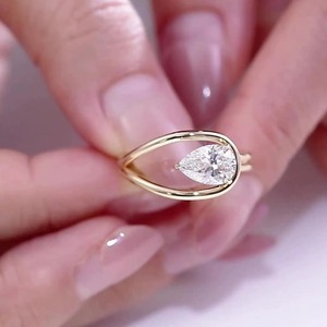 แหวนแต่งงาน2CT สุดหรูแหวนลูกแพร์14K ประดับเพชรแบบโซลิแทร์เติบโตในแล็บแบบตะวันออกตะวันตกพร้อมก้านแยกบายพาส - Product Image 2