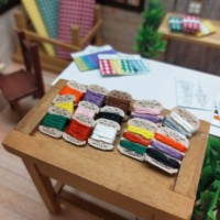 Meubles miniatures pour maison de poupée 1:12, boutique de tissus, table en bois, présentoir, accessoires de couture, décor de scène DIY pour les plus de 14 ans