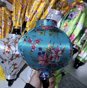 Linterna Decorativa Vietnamita de Seda con Marco de Bambú Hecho a Mano para Decoración de Bodas y Eventos - Product Image 6