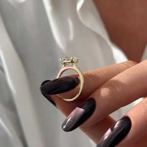 Anillo Solitario de Diamante Cultivado en Laboratorio de 2 Quilates, Corte Ovalado, E VVS2, Oro Amarillo de 14k, Anillo de Compromiso con Certificación IGI - Product Image 2