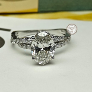 Anillo de Compromiso de Tres Piedras con Diamante Ovalado Cultivado en Laboratorio de 3.20 TCW en Oro de 14K, Certificado IGI, Joyería Nupcial de Lujo para Mujer - Product Image 1