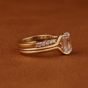 Ensemble de bagues de fiançailles en or massif 14 carats avec diamant de laboratoire taille émeraude de 2 carats et alliance assortie pavée - Product Image 2