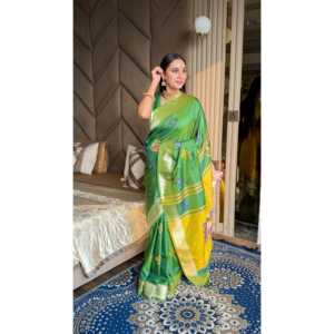 Sari en soie douce Mehendi Ikkat Patola avec motifs de paon Meenakari et bordure en zari doré pour les mariages - Product Image 5