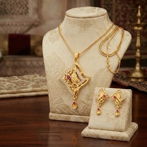 Ensemble collier pendentif floral plaqué or avec boucles d'oreilles assorties |   Ensemble de bijoux ethniques traditionnels pour femmes - Product Image 1