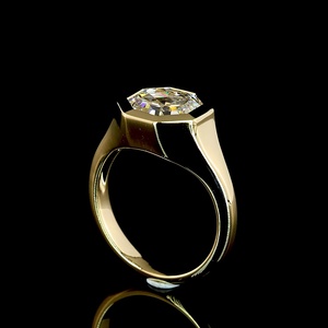 Bague de fiançailles solitaire en or jaune 18 carats avec diamant de laboratoire octogonal de 2 carats certifié IGI, sertie d'une monture octogonale complète - Product Image 3