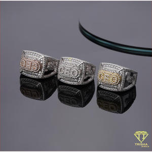 Anillo de Plata 925 de Primera Calidad con Diamante Cultivado en Laboratorio para Hombre, con Cara Rectangular Audaz y Detalles Brillantes - Product Image 3