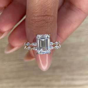 แหวนหมั้นเพชรทรงเหลี่ยมมรกต 5 กะรัต เพชรเลี้ยงในห้องปฏิบัติการ ชุบทอง 18K ได้รับการรับรองจาก IGI ดีไซน์ทันสมัยสำหรับผู้หญิง |   วงแหวนแสงล้ำค่าที่ซ่อนอยู่ - Product Image 3
