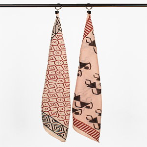 Pañuelo Tradicional Cuadrado con Estampado Floral de Algodón Ecológico para Hombres, Mujeres y Mascotas - Uso en Verano/Invierno - Product Image 4