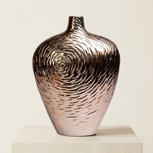 Vase à fleurs artisanal en aluminium argenté avec motif Soleil texturé, élégant centre de table décoratif en métal - Product Image 3