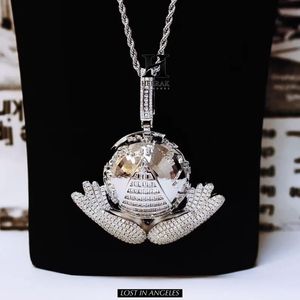 Colgante de Plata de Ley con Diamantes Baguette, Pirámide, Globo, Manos en Oración, Estilo Hip Hop Iced Out, Chapado en Oro Amarillo de 10,14K para Hombre - Product Image 3