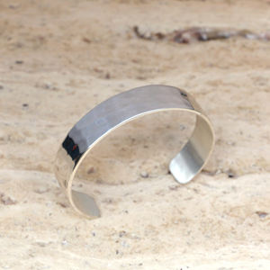 Brazalete de Latón Martillado Hecho a Mano para Hombre y Mujer - Brazalete Metálico Minimalista Ajustable - Joyería Boho Rústica Dorada para Regalo - Product Image 6