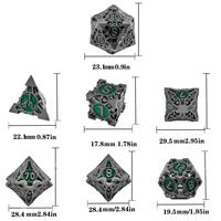Set Dadu Logam Portabel 7 Buah Dadu Polihedral Tepi Tajam untuk Permainan D&D Dungeons & Dragons Set Dadu Keterampilan D&D Dadu Logam Paduan Seng