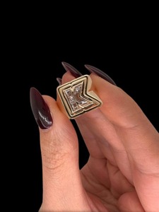 แหวนตัวอักษรขอบคู่ แหวนเพชรเพาะเลี้ยงในห้องปฏิบัติการ แหวนนิ้วก้อย แหวนตัวอักษรตามสั่ง แหวนเพชรตัวอักษร แหวนทองนิ้วก้อย - Product Image 6