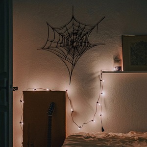 Decoración de pared de metal con diseño de telaraña simple para la esquina de la puerta o habitación, decoración colgante espeluznante para Halloween y diseño minimalista y elegante. - Product Image 5