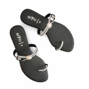 Sandalias negras de tacón elegante FN0784 Chappal elegante con diseño de tacón intrincado - Product Image 1