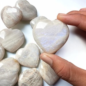 Vente en gros de pierres de lune de Tanzanie sculptées en forme de cœur, pierres naturelles en cristal pour la décoration et les cadeaux - Product Image 5