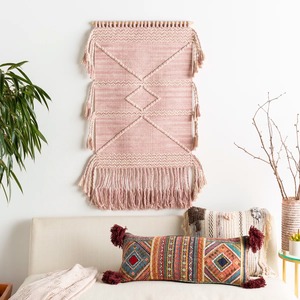 Tapiz de macramé rosa para decoración elegante del hogar, dormitorio, sala de estar y como acento estético de pared con suaves vibraciones bohemias. - Product Image 2