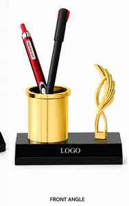 Trophée portable plaqué or avec porte-stylo gravé au laser et design abstrait pour organisateur de bureau promotionnel - Product Image 2