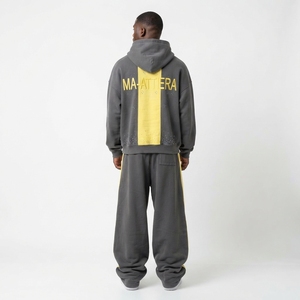 Conjunto de Sudadera con Capucha y Pantalones Anchos para Hombre, Color Gris Carbón y Amarillo, con Paneles Laterales en Contraste y Detalles de Tachuelas, Estilo Urbano, Personalizable - Product Image 2