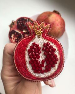 Broche Bordado a Mano con Cuentas y Patrones Artísticos Únicos para Mercados de Moda Internacionales, Venta al Por Mayor - Product Image 1