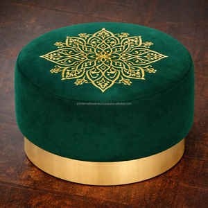 Puf otomano de terciopelo marroquí con patrón marroquí bordado y base de metal dorado - Product Image 3