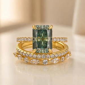 Anillo de Compromiso de Lujo Chapado en Oro 925 con Moissanita Verde de Corte Radiante de 3.5CT, Diseño de Halo Oculto y Detalles Marquesa para Mujer, India. - Product Image 6
