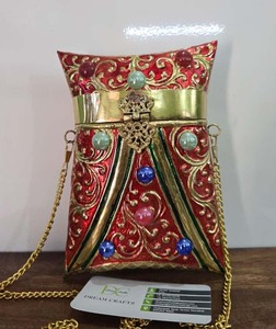 Bolso de mano de latón con diseño grabado, hermosos colores, forma irregular, bolso largo colgante hecho a mano para boda - Product Image 1