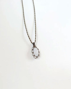 Collar con Colgante de Macramé Hecho a Mano con Piedra Lunar Arcoíris, Cordón Negro, Joyería Boho con Cristal Curativo para Mujer - Product Image 3