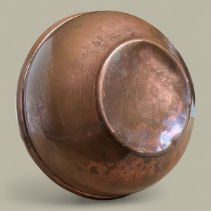 Carafe en cuivre vintage de qualité supérieure avec col étroit et base large, idéale pour un usage décoratif et fonctionnel, provenant d'Inde. - Product Image 5