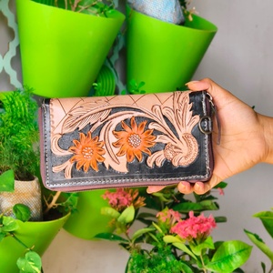 Nuevo Bolso de Mano Tipo Clutch de Cuero Genuino con Grabado Floral Hecho a Mano, Diseño Único y Elegante con Cierre de Cremallera, Estilo Vintage, Moda de Invierno - Product Image 1