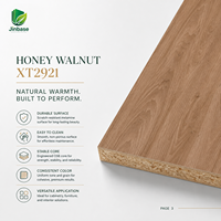 Panneau de bois aggloméré orienté (OSB) mélaminé Jinbase SXT2921 Noyer Miel 18mm E0 1220x2440mm pour la conception d'intérieur moderne