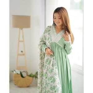 Bel ensemble Naira Cut Kurti pour les fêtes Taille XS avec pendentif et Dupatta inclus - Product Image 6