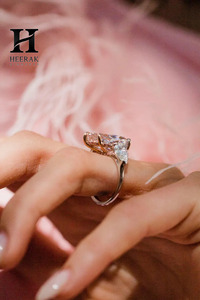 Anillo de Compromiso de Lujo con Diamante Cultivado en Laboratorio, Corte Pera, Color Rosa, Oro Rosa de 14K, Anillo de Tres Piedras con Diamantes Laterales en Forma de Pera, Anillo de Boda - Product Image 2