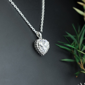 Collar con Colgante de Plata de Ley 925 con Moissanita en Forma de Corazón, Engaste de Garra Chapado en Oro de 14k, Estilo de Lujo Discreto Certificado - Product Image 2