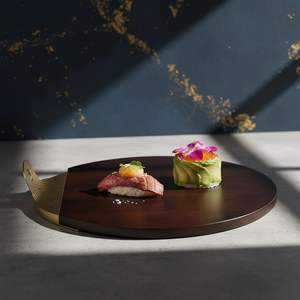 ถาดไม้ทรงกลมคุณภาพเยี่ยม พร้อมขอบสแตนเลสสีทองและสีน้ำตาล ถาดพกพาสะดวก เป็นมิตรกับสิ่งแวดล้อม ทนทาน สำหรับขาย - Product Image 6