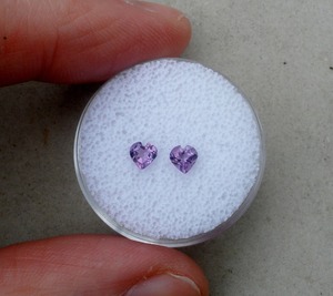 อเมทิสต์รูปหัวใจธรรมชาติทรงหลวม คู่ละ 4 มม. รับรองโดยบุคคลที่สาม สีเขียว สำหรับทำเครื่องประดับ ให้เอฟเฟกต์รูปดาว - Product Image 1