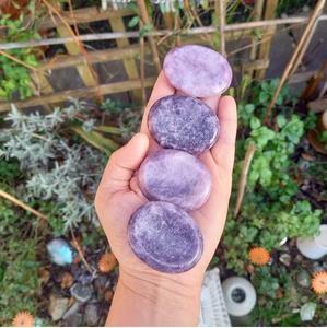 หินเลพิโดไลต์ทรงรีขัดเงาทำมือธรรมชาติ สีม่วง คริสตัลบำบัด บรรเทาความเครียด สำหรับนิ้วโป้ง ใช้ในเรกิและการทำสมาธิ ขายส่ง - Product Image 5