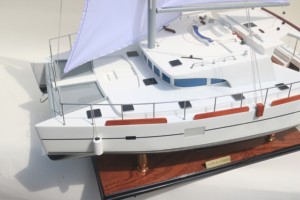 Catamarán LAGOON 440 |   Modelo de Barco de Madera Hecho a Mano de Alta Calidad |   Para decoración náutica y regalos originales - Product Image 3