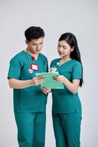 ชุดสครับแพทย์แบบยูนิเซ็กซ์ FMF ผลิตจากโพลีเอสเตอร์ถัก พร้อมอุปกรณ์เสริมสำหรับโรงพยาบาลและอุปกรณ์ตรวจจับเข็ม - Product Image 3
