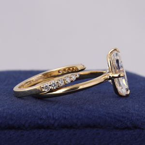 Ensemble de bagues de mariée en or 10 carats avec diamant de laboratoire taille coussin 4 carats, certifié IGI - Product Image 3