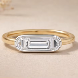 Anillo de compromiso minimalista de oro de 14K con diamante de corte esmeralda y engaste de bisel, solitario, con diamante cultivado en laboratorio, para mujer - Product Image 1