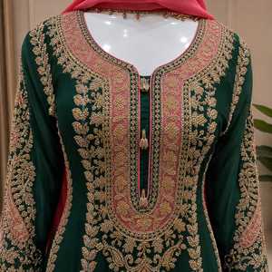 Ensemble de robe Anarkali en velours lourd brodé avec des travaux de Zari Zardozi et un dupatta, vêtements ethniques indiens pour les mariages et les fêtes - Product Image 4